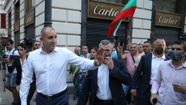 Председник Бугарске Румен Радев поздравља демонстранте - Sputnik Србија