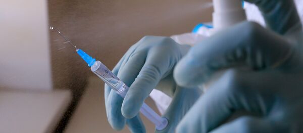 Здравствени радник припрема шприц са вакцином Здравствени радник припрема шприц са вакцином - Sputnik Србија