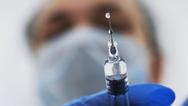 Лекар припрема шприц са вакцином - Sputnik Србија