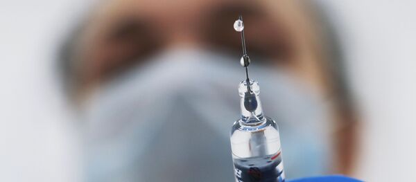 Lekar priprema špric sa vakcinom Lekar priprema špric sa vakcinom - Sputnik Srbija