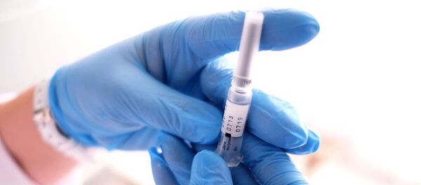 Lekar priprema špric sa vakcinom  - Sputnik Srbija