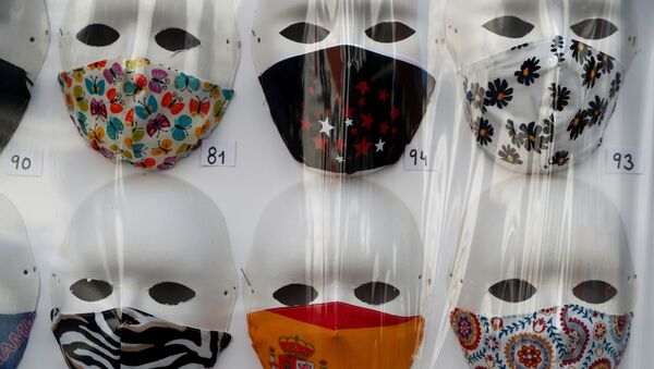 Zaštitne maske izložene u izlogu prodavnice u Madridu - Sputnik Srbija