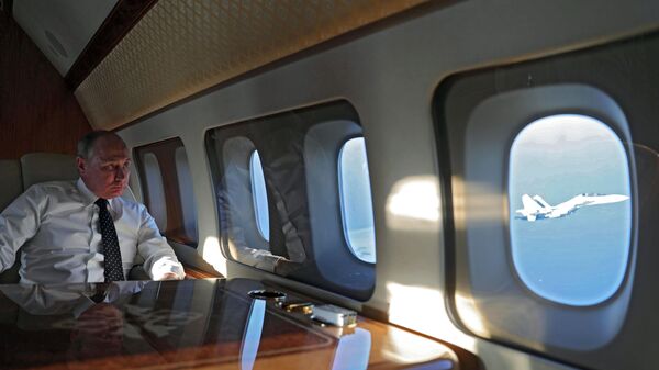 Vladimir Putin u avionu - Sputnik Srbija