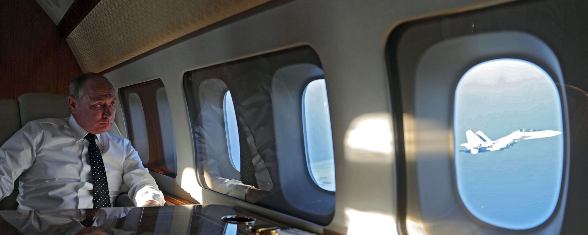 Владимир Путин у авиону - Sputnik Србија, 1920, 20.10.2025