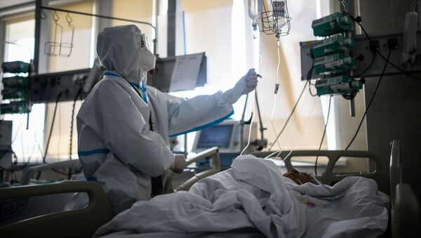 Lekar pored pacijenta na odeljenju intenzivne nege u bolnici u Moskvi - Sputnik Srbija