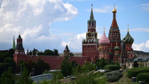 Pogled na moskovski Kremlj iz parka Zarjadje - Sputnik Srbija