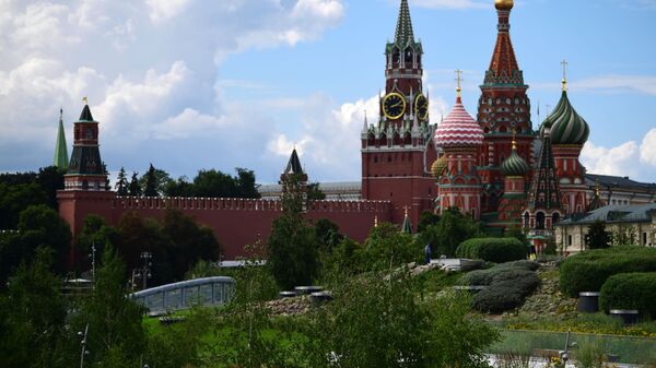 Поглед на московски Кремљ из парка Зарјадје - Sputnik Србија