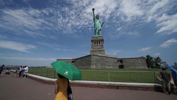 Posetioci ispod Statue Slobode u Njujorku - Sputnik Srbija
