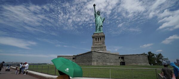 Posetioci ispod Statue Slobode u Njujorku - Sputnik Srbija