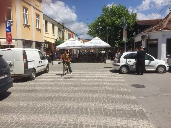 Кафићи пуни, не носе се маске, Бујановчани „не признају“ ковид Кафићи пуни, не носе се маске, Бујановчани „не признају“ ковид - Sputnik Србија