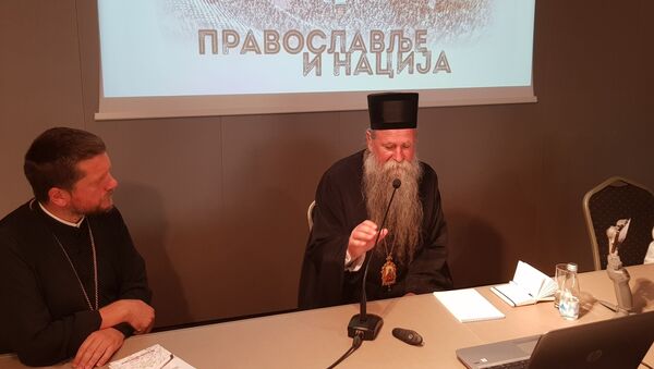 Episkop Joanikije i otac Gojko Perović na okruglom stolu u Podgorici - Sputnik Srbija