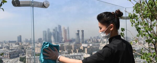 Radnica briše staklo u restoranu u moskvi - Sputnik Srbija