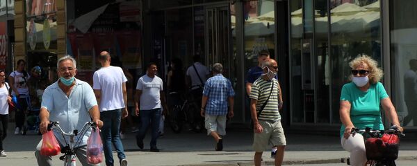 Novi Sad, ljudi nose maske na ulici - Sputnik Srbija