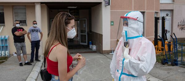 Devojka i volonterka ispred kovid bolnice u Novom Pazaru - Sputnik Srbija