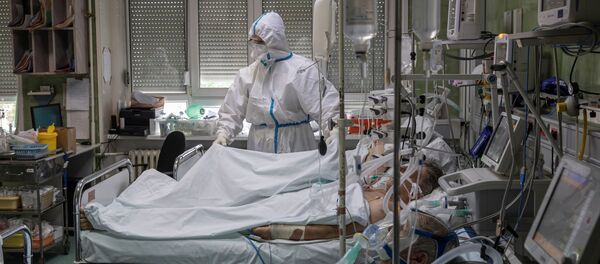Pacijent u kovid bolnici Bežanijska kosa - Sputnik Srbija