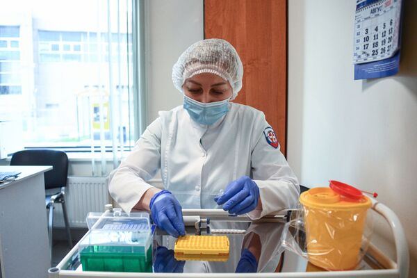 Ко има симптоме, а негативан је, мора у изолацију да бисмо зауставили корона лудило - Sputnik Србија