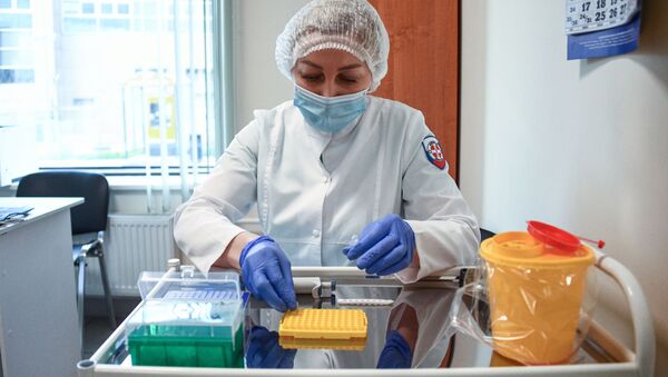 Лекар ради брзе тестове на вирус корона на аеродрому Шереметјево - Sputnik Србија