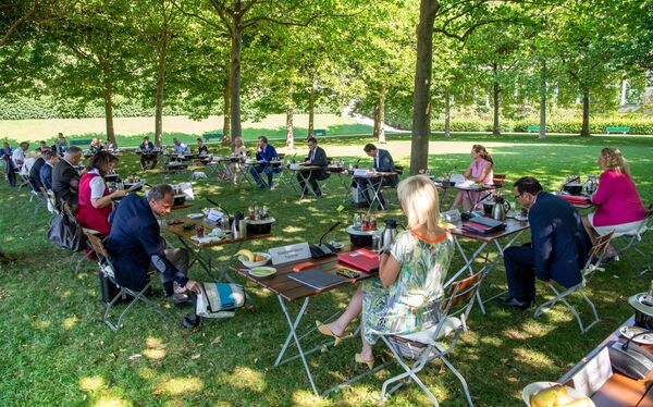 Vlada kakvu do sad niste videli: Zasedanje pod krošnjama /foto/ Vlada kakvu do sad niste videli: Zasedanje pod krošnjama /foto/ - Sputnik Srbija