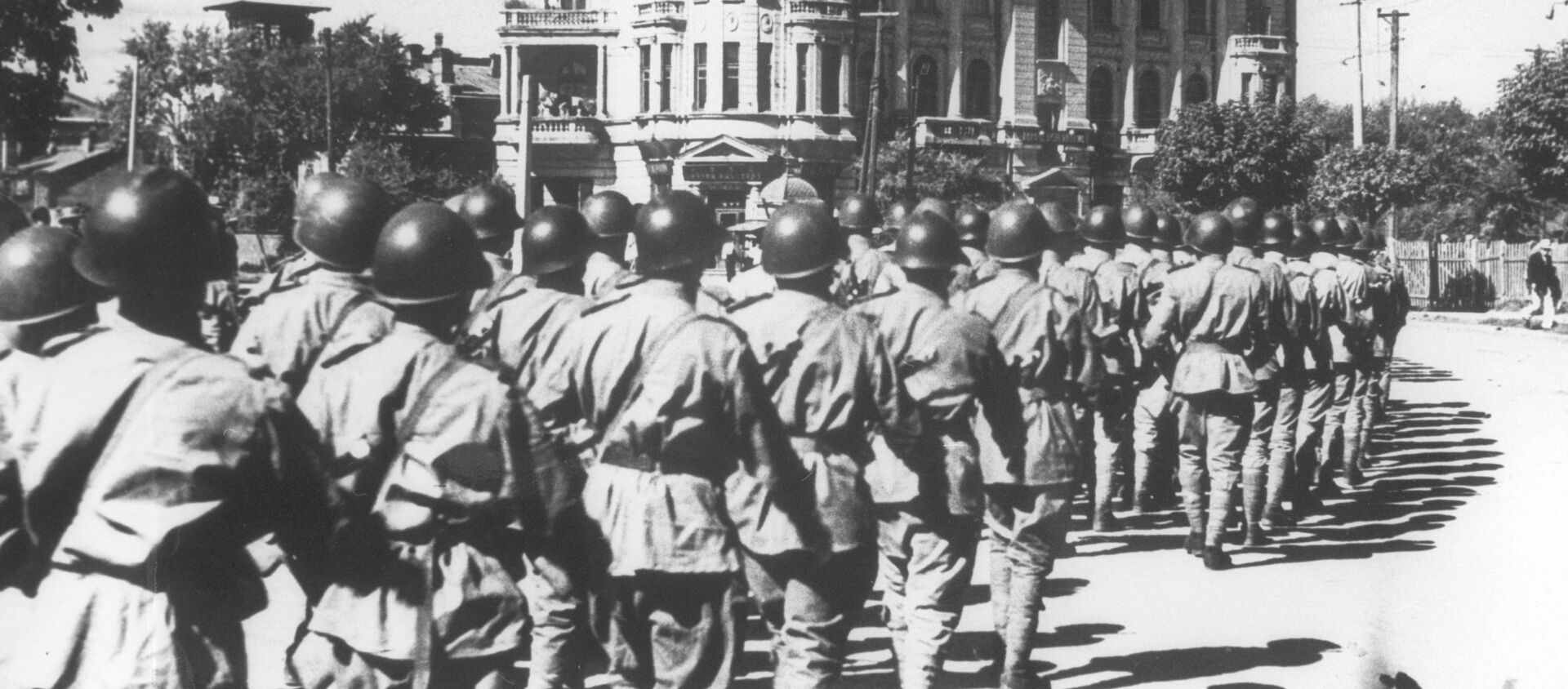 Совјетске трупе пролазе једном од улица Харбина - Sputnik Србија, 1920, 27.08.2020