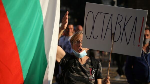 Žena nosi transparent Ostavka! na protestu u Busgarskoj - Sputnik Srbija