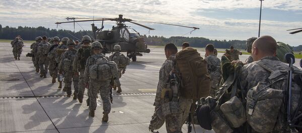 Američki padobranci 1. bataljona 173 vazdušne brigade ukrcavaju se u helikoptere - Sputnik Srbija