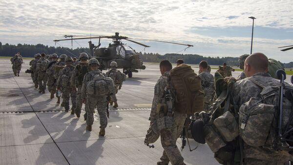 Američki padobranci 1. bataljona 173 vazdušne brigade ukrcavaju se u helikoptere - Sputnik Srbija