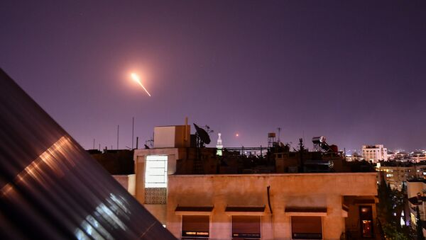 Sirijska protivvazdušna odbrana gađa izraelske rakete u Damasku - Sputnik Srbija