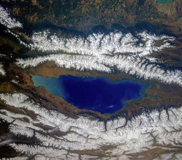Jezero Isik-Kul i okolni grebeni Severnog Tjanj-Šanja, Kirgizija - Sputnik Srbija
