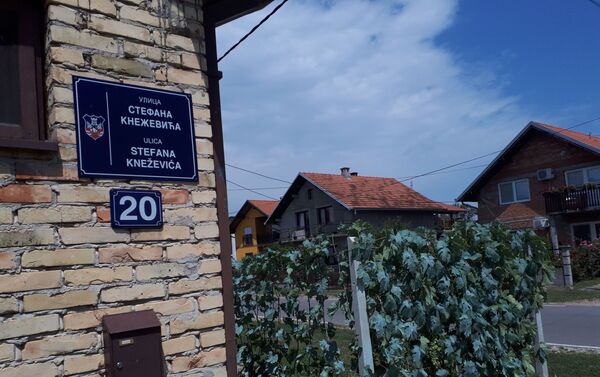 Грађани Бусија: Улице треба да носе имена људи из краја одакле смо потекли да деца не забораве порекло   - Sputnik Србија