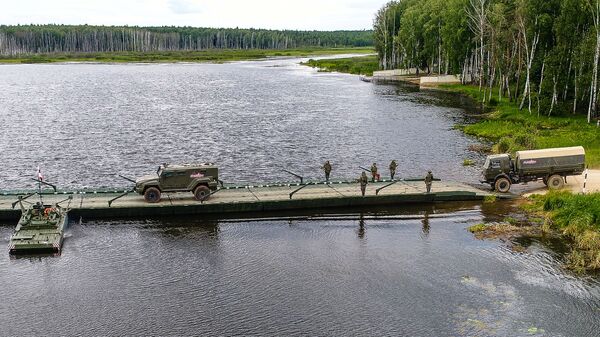 Ruska vojska pravi pontonski most - Sputnik Srbija