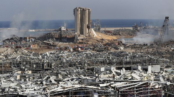 Спасиоци и припадници обезбеђења раде на месту експлозије која је погодила луку Бејрут у Либану - Sputnik Србија
