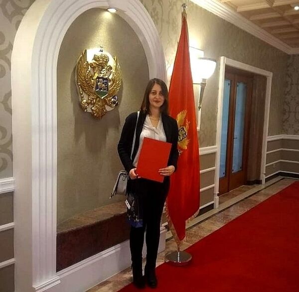 Pljevljanka se odriče Milove stipendije: Neću pare od onih koji bi da zatru Srbe i SPC! Pljevljanka se odriče Milove stipendije: Neću pare od onih koji bi da zatru Srbe i SPC! - Sputnik Srbija
