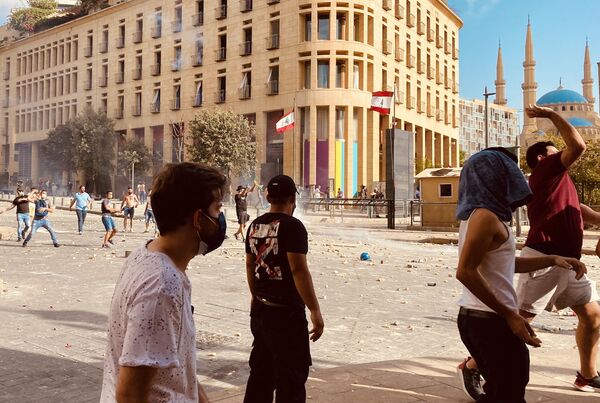 Демонстранти у Бејруту покушавају да заузму Министарства економије и енергетике /видео/ Демонстранти у Бејруту покушавају да заузму Министарства економије и енергетике /видео/ - Sputnik Србија