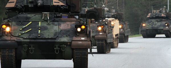 Конвој америчких тенкова М2А3 Бредли на полигону Графенвер у Немачкој Конвој америчких тенкова М2А3 Бредли на полигону Графенвер у Немачкој - Sputnik Србија