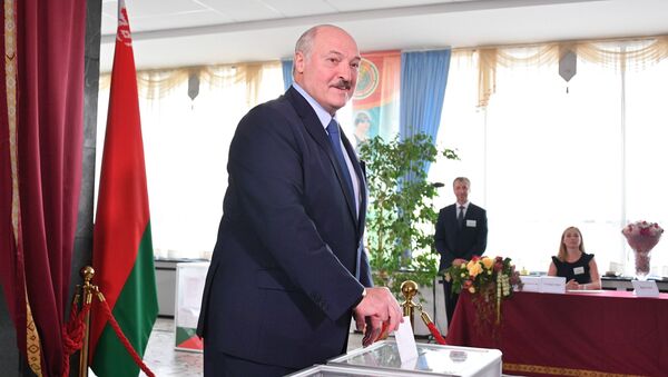 Predsednik Belorusije Aleksandar Lukašenko glasa na predsedničkim izborima u Belorusiji - Sputnik Srbija