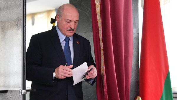 Predsednik Belorusije Aleksandar Lukašenko glasa na predsedničkim izborima u Minsku - Sputnik Srbija