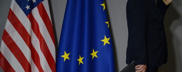 Zastave Sjedinjenih Američkih Država i Evropske unije u Briselu - Sputnik Srbija