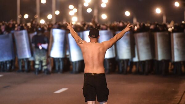 Učesnik demonstracija na protestu u Minsku - Sputnik Srbija