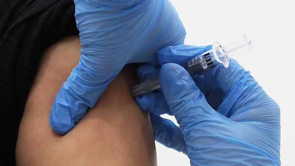 Лекар даје вакцину против грипа - Sputnik Србија