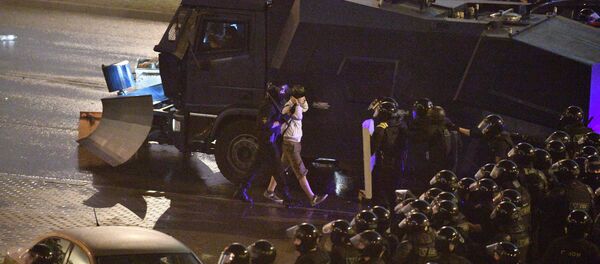 Припадници полиције хапсе демонстранте на протестима у Минску - Sputnik Србија