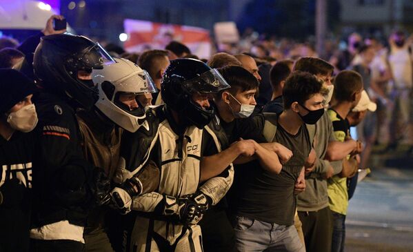 Протести су ускоро прерасли у сукобе. Полиција је почела масовна хапшења.   - Sputnik Србија