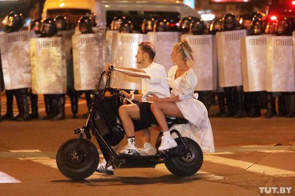 Par se na skuteru vozi pored kordona policije  - Sputnik Srbija