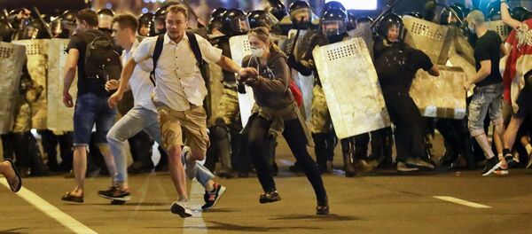 Učastniki akcii protesta na odnoй iz ulic v Minske Učastniki akcii protesta na odnoй iz ulic v Minske - Sputnik Srbija