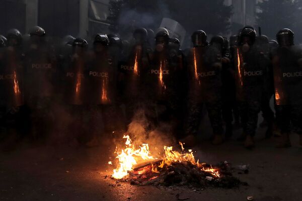 Kamenice i suzavac: Protesti u Libanu iako je vlada pala, sprečen upad u skupštinu /foto, video/ Kamenice i suzavac: Protesti u Libanu iako je vlada pala, sprečen upad u skupštinu /foto, video/ - Sputnik Srbija