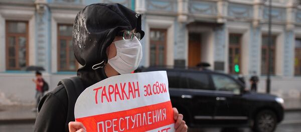 Demonstranti ističu transparente u znak podrške uhapšenim novinarima - Sputnik Srbija