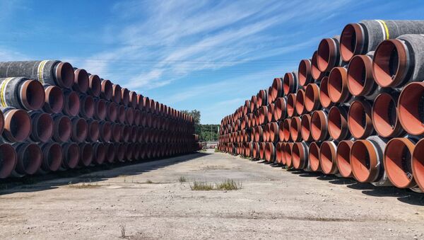 Cevi u nemačkoj luci Mukran za izgradnju gasovoda Severni tok 2 - Sputnik Srbija