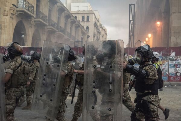 Kamenice, molotovljevi kokteli i suzavac: Sukobi na protestima u Bejrutu ne prestaju /video, foto/  - Sputnik Srbija
