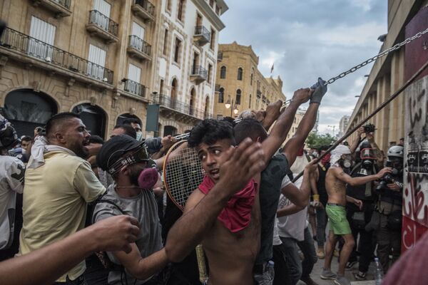 Kamenice, molotovljevi kokteli i suzavac: Sukobi na protestima u Bejrutu ne prestaju /video, foto/  - Sputnik Srbija