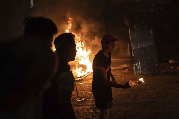 Kamenice, molotovljevi kokteli i suzavac: Sukobi na protestima u Bejrutu ne prestaju /video, foto/  - Sputnik Srbija