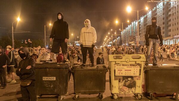 Demonstranti stoje na kontejnerima koji služe kao barikade na protestima u Minsku - Sputnik Srbija